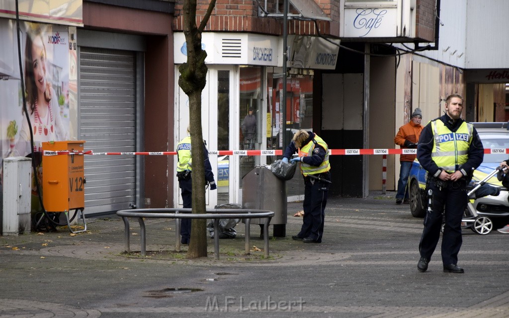 Einsatz BF Koeln Messerstecherei Koeln Porz Josefstr P50.JPG - Miklos Laubert